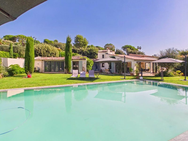 La villa de face, avec la piscine et les terrasses