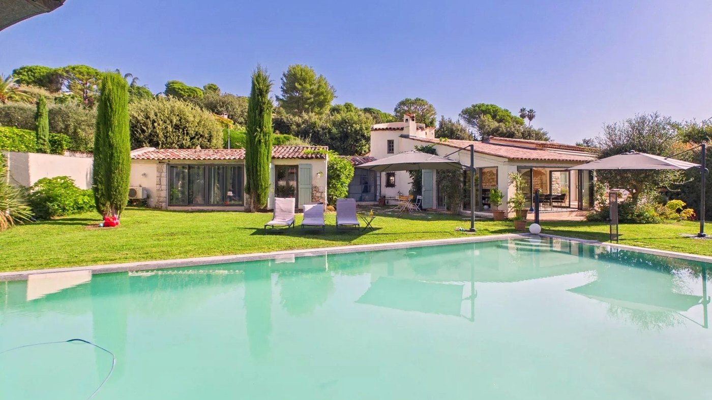 La villa de face, avec la piscine et les terrasses