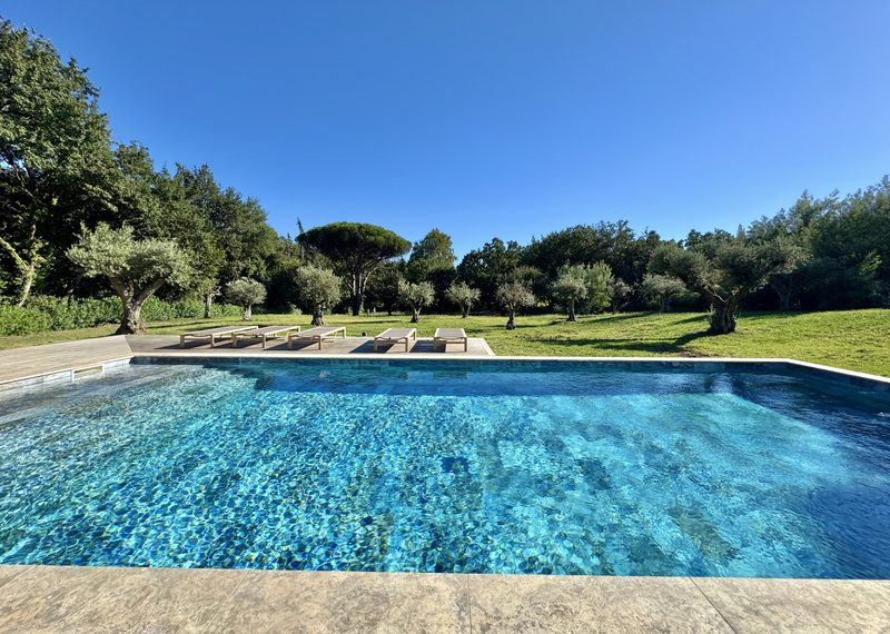 Piscine et jardin arboré