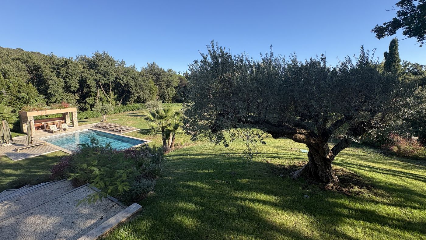 Villa Les Aiguiers à Ramatuelle, vue de la villa, de la piscine et du jardin