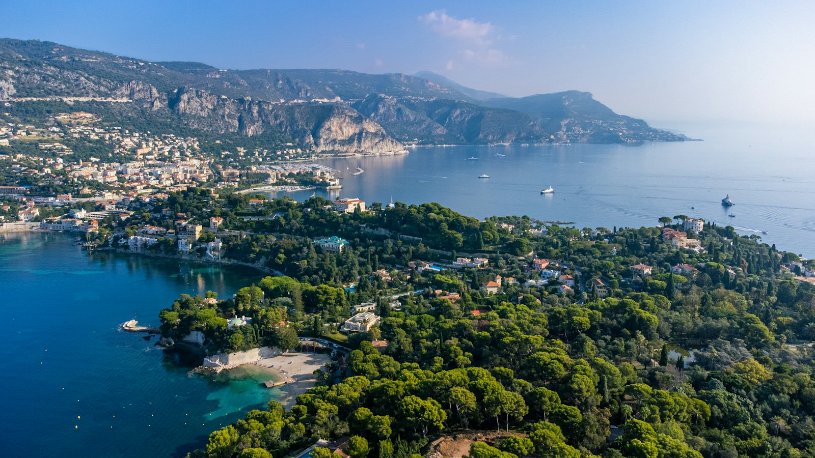 Vue aérienne de Saint-Jean-Cap-Ferrat, entre mer turquoise et pinèdes